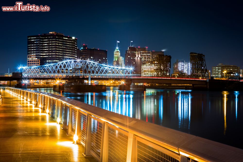 Immagine Una pittoresca veduta notturna del New Jersey (USA) dal Riverbank Park. Sullo sfondo, il ponte pedonale Jackson illuminato attraversa il fiume Passaic.