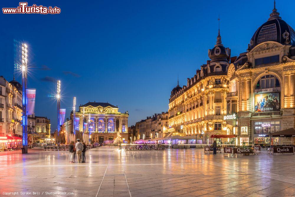 Immagine Una pittoresca veduta notturna della Piazza della Commedia a Montpellier, Francia. E' la più grande piazza aperta d'Europa - © Gordon Bell / Shutterstock.com