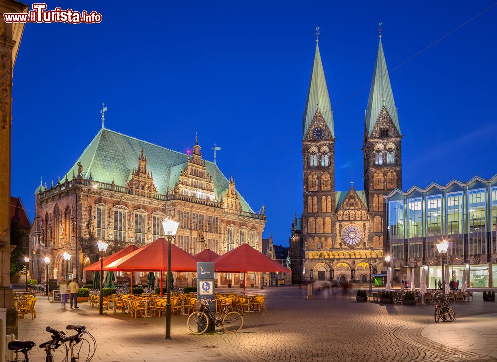 Immagine Una pittoresca veduta notturna di Piazza del Mercato nel centro di Brema, Germania. E' una delle più antiche piazze cittadine.