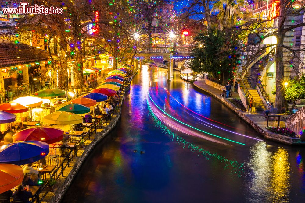 Immagine Una pittoresca veduta notturna sul fiume Walk a San Antonio, Texas, in inverno.