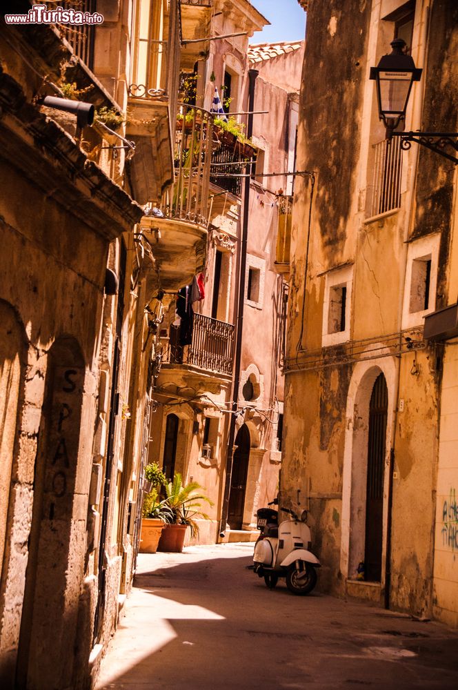Immagine Una pittoresca viuzza del centro storico di Siracusa, isola di Ortigia, Sicilia.