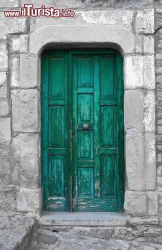 Immagine Un portone del centro storico di Castelmezzano, il piccolo ma spettacolare borco della Basilicata - © Mi.Ti. / Shutterstock.com