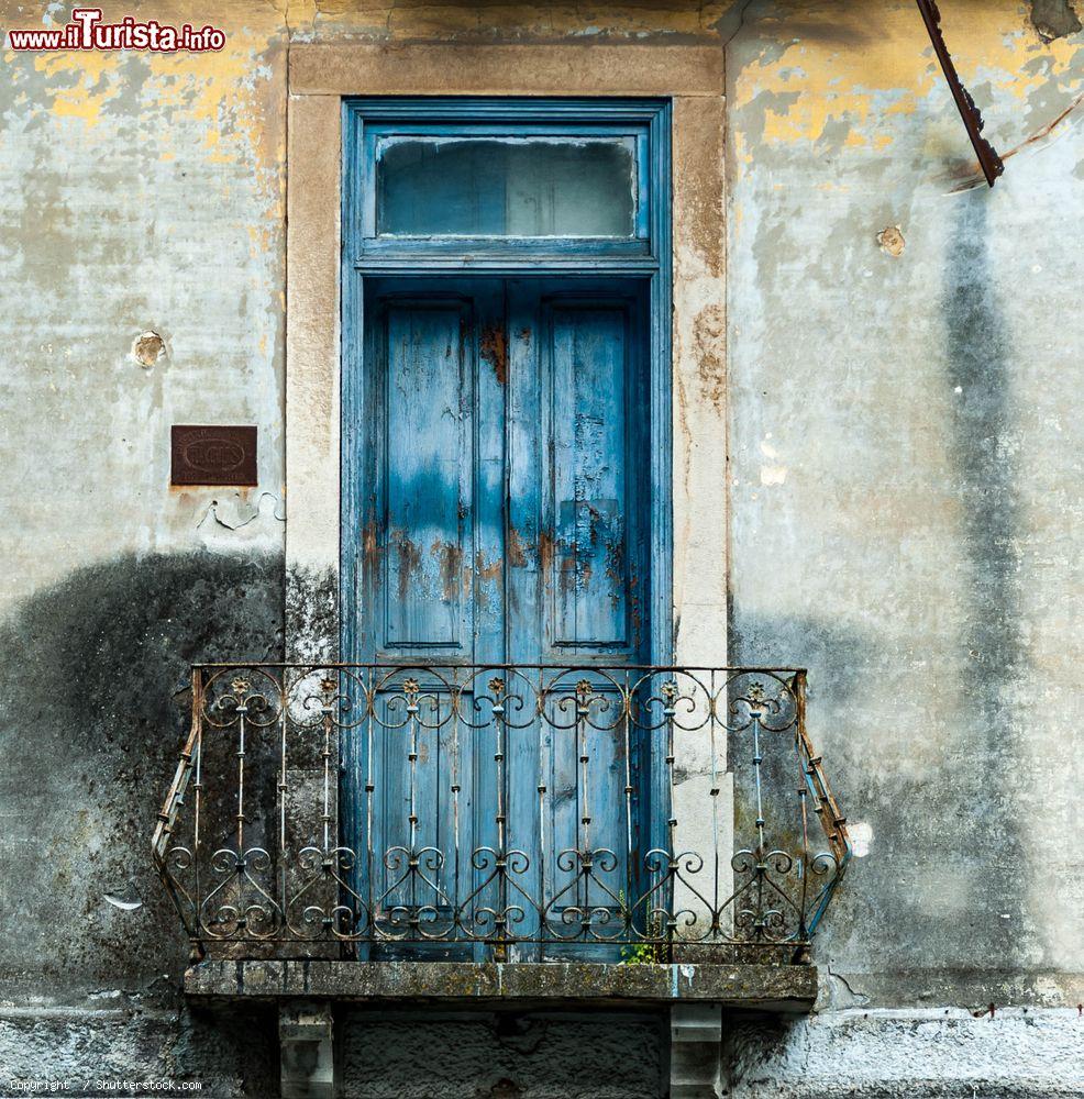 Immagine Una porta consunta nel centro storico di Oeiras in Portogallo - © / Shutterstock.com