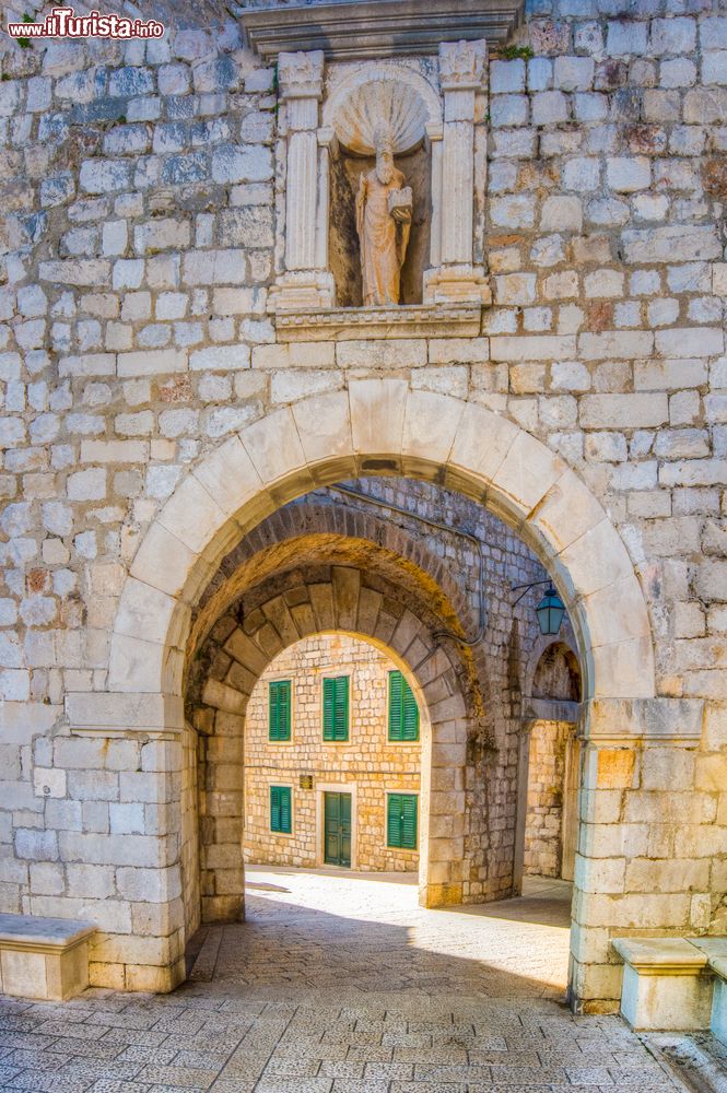 Immagine Una porta dell'antica città di Dubrovnik, Croazia. Fondata originariamente su un'isola rocciosa, venne poi collegata alla terraferma attraverso l'interramento di un sottile braccio di mare.