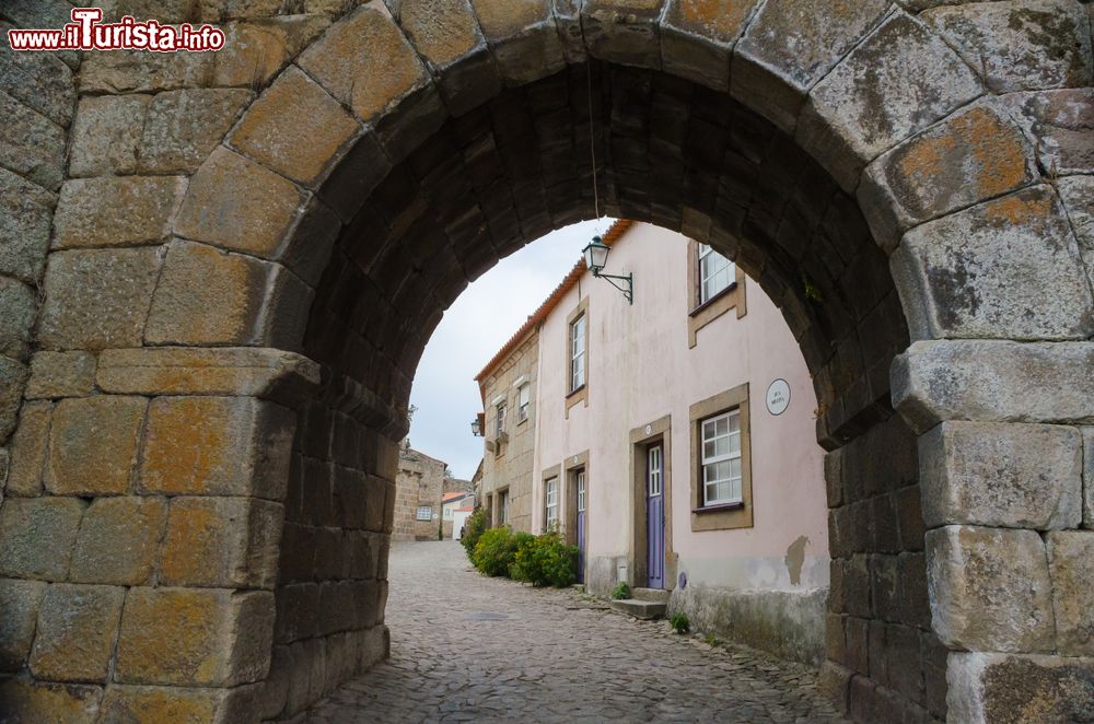 Immagine Una porta d'ingresso nelle spesse mura di Castelo Mendo, Portogallo.