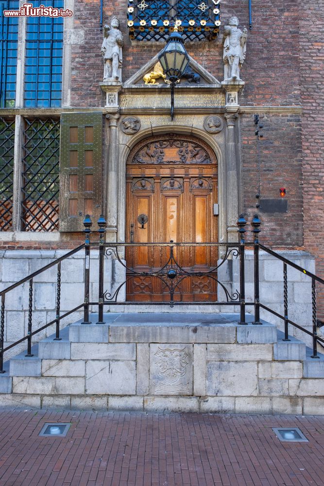 Immagine Una porta in legno decorata al Palazzo Municipale di Nijmegen, Olanda.