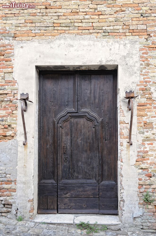 Immagine Una porta in legno di una casa di Mondaino, borgo medievale della valle del Marecchia, provincia di Rimini