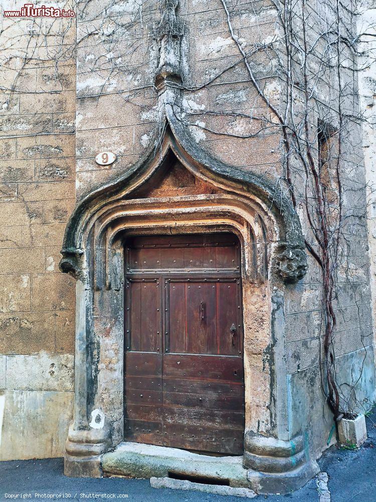 Immagine Una porta in legno nel pittoresco villaggio di Pezenas, sud della Francia - © Photoprofi30 / Shutterstock.com
