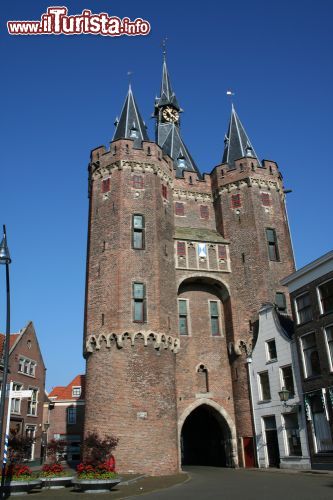 Immagine Una porta storica della località olandese di Deventer. La città fu per lungo tempo parte della Lega Anseatica, che controllava i commerci nel nord dell'Europa - foto © Styve Reineck / Shutterstock.com