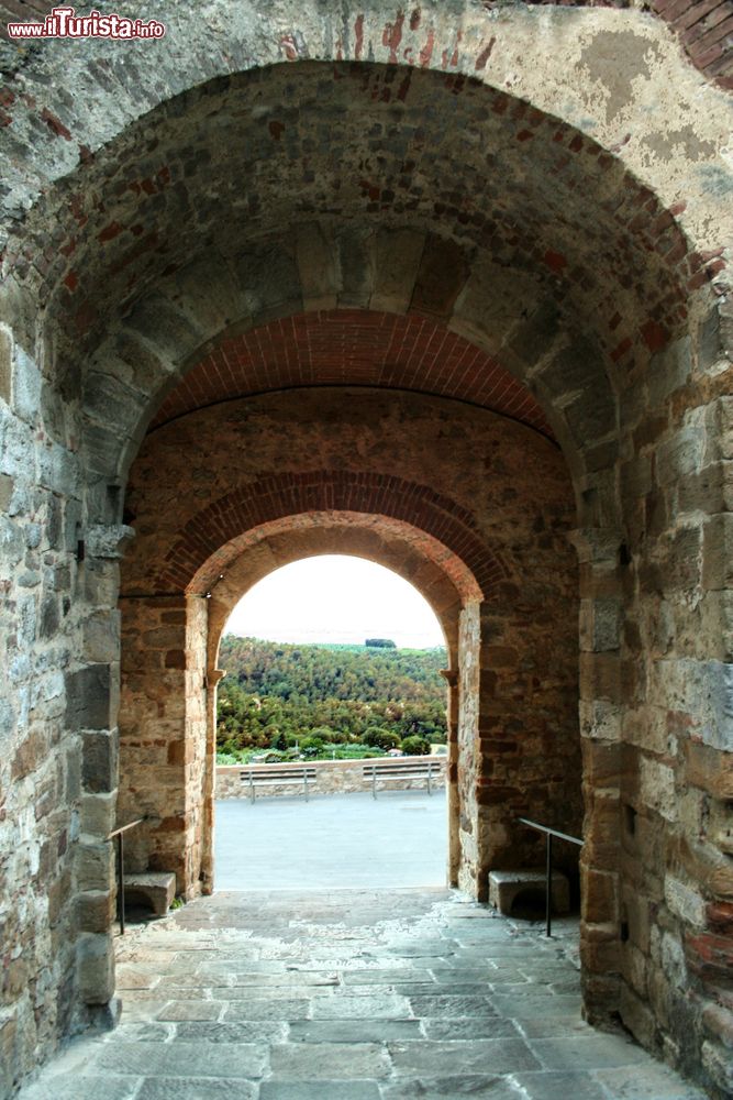 Immagine Una porta sul borgo medievale di Trequanda, Toscana: sullo sfondo, un pittoresco panorama naturale.