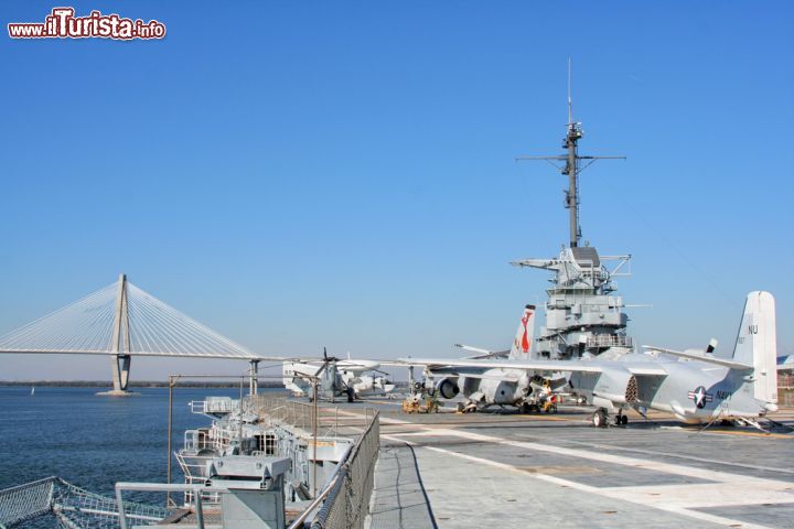 Immagine Una portaerei presso il Patriot's Point Naval & Maritime Museum a Charleston, South Carolina. Si tratta di un enorme museo che ospita mezzi realmente usati dall'esercit americano durante le missioni di guerra - foto © Nataliya Hora / Shutterstock.com