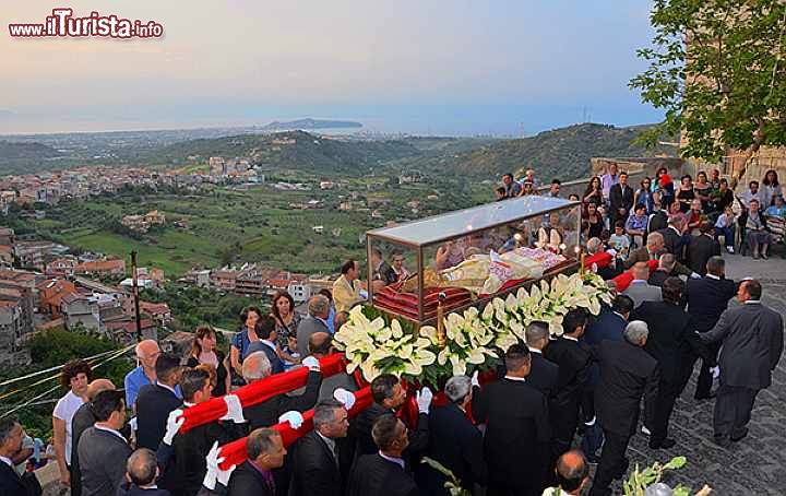 Immagine Una processione religiosa in strad con il Beato Antonio Franco a Santa Lucia del Mela Sicilia - © Gianmarco Amico / www.santaluciadelmelaturismo.it