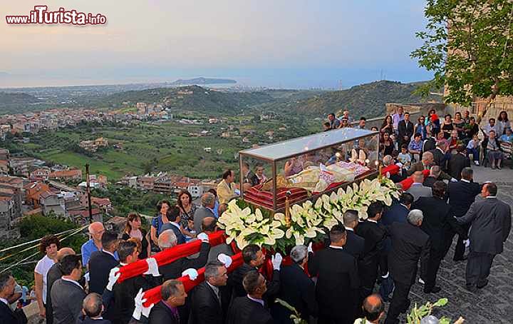 Immagine Una processione religiosa in strad con il Beato Antonio Franco a Santa Lucia del Mela Sicilia - © Gianmarco Amico / www.santaluciadelmelaturismo.it