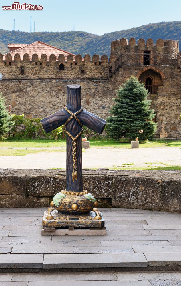 Immagine Una raffigurazione della croce di Santa Nino in centro a  Mtskheta in Georgia