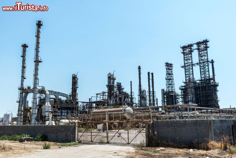 Immagine Una raffineria di petrolio abbandonata nel territorio di Gela in Sicilia