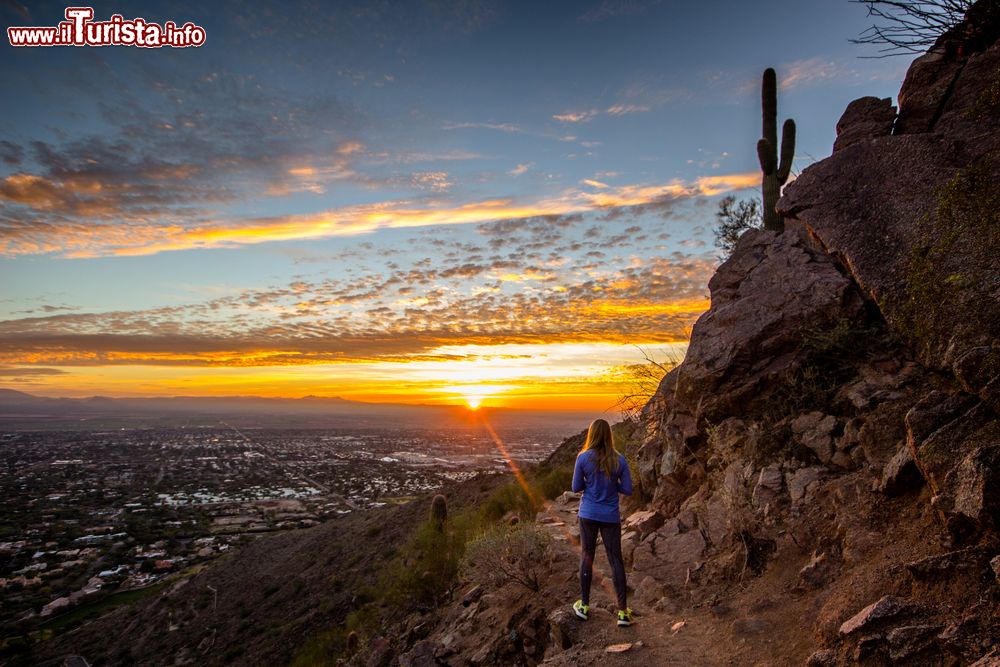 Immagine Una ragazza ammira il tramonto nei pressi di Phoenix, Arizona, USA. Situata nel sud ovest degli Stati Uniti, questa città è nota per il clima caldo e soleggiato tutto l'anno.