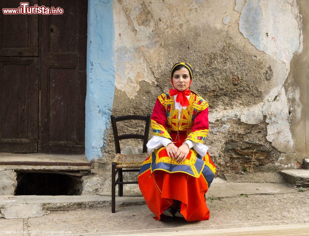 Immagine Una ragazza in costume tipico a Desulo, durante il Festival autunnale della Barbagia in Sardegna - © Maxvan23 / Shutterstock.com