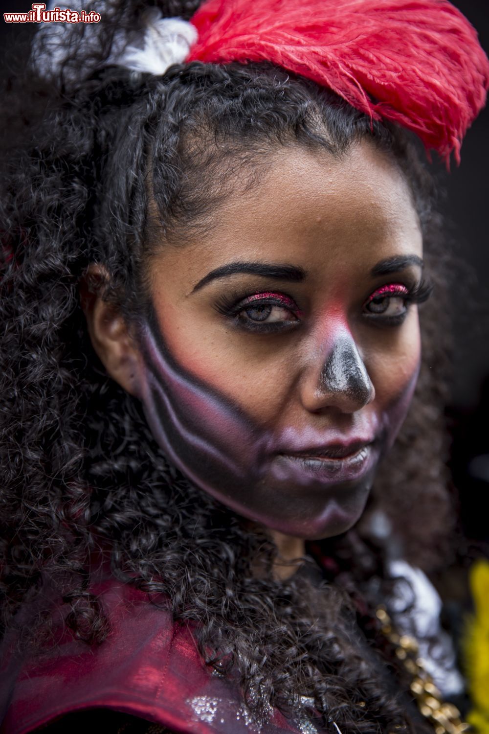 Immagine Una ragazza che partecipa alla sfilata del Día de Muertos per le strade di Città del Messico.