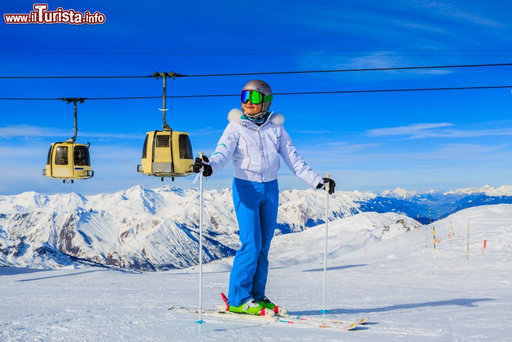 Immagine Una ragazza sugli sci nel comprensorio di Meribel, dipartimento della Savoia, Francia.