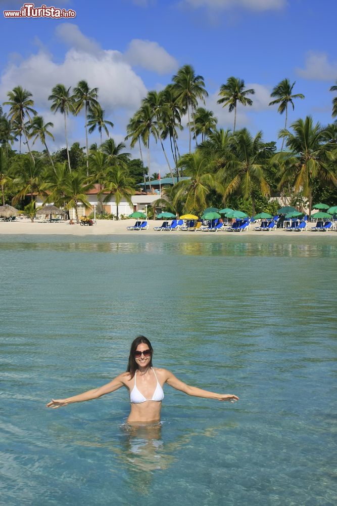 Immagine Una ragazzi in bikini in relax sulla spiaggia di Boca Chica, Repubblica Dominicana.