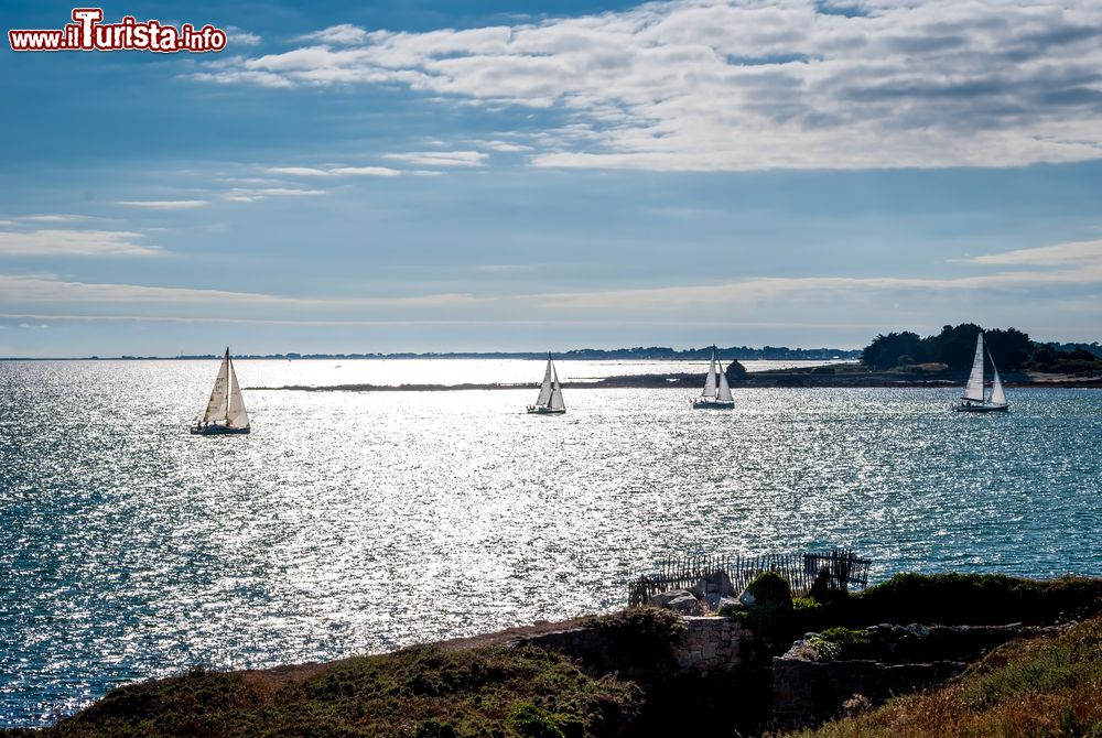 Immagine Una regata di barche a vela a Carnac, Francia, al calar del sole.