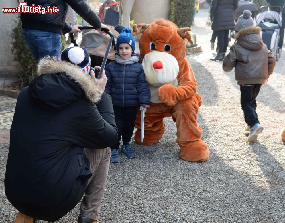 Immagine Una renna ai mercatini di Grazzano VIsconti con un bimbo - ©  Natale a Grazzano Visconti