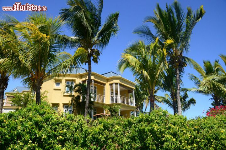 Immagine Residenza a Grand Baie, isola di Mauritius - Un bell'edificio residenziale a Grand Baie, località situata nella costa nord occidentale di Mauritius © Pack-Shot / Shutterstock.com