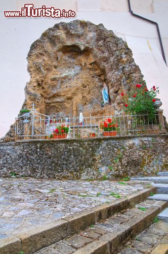 Immagine Una riproduzione della grotta di Lourdes fotografata durante una passeggiata nel borgo di Moliterno in Basilicata - © Mi.Ti. / Shutterstock.com