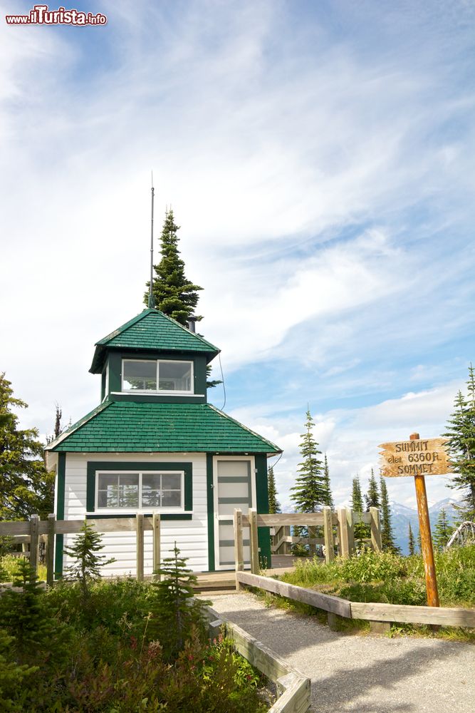Immagine Una ristrutturata torre dei pompieri sulla cima del Monte Revelstoke, Canada.