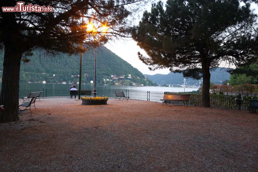 Immagine Una romantica veduta serale di Cernobbio, lago di Como, Lombardia.