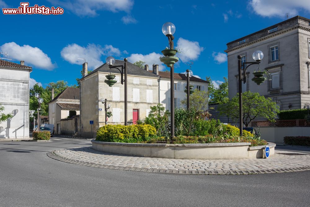 Immagine Una rotonda con aiuola e lampioni a Cognac, Nuova Aquitania, Francia.