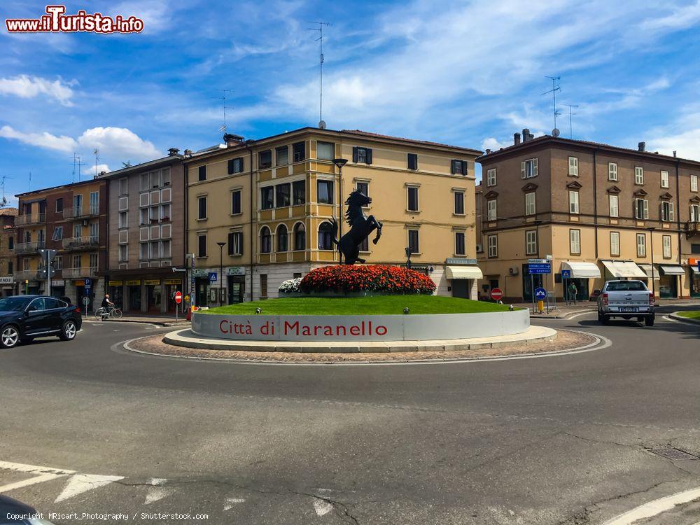 Immagine Una rotonda con cavallino rampante nel centro di Maranello in Emilia - © MRicart_Photography / Shutterstock.com