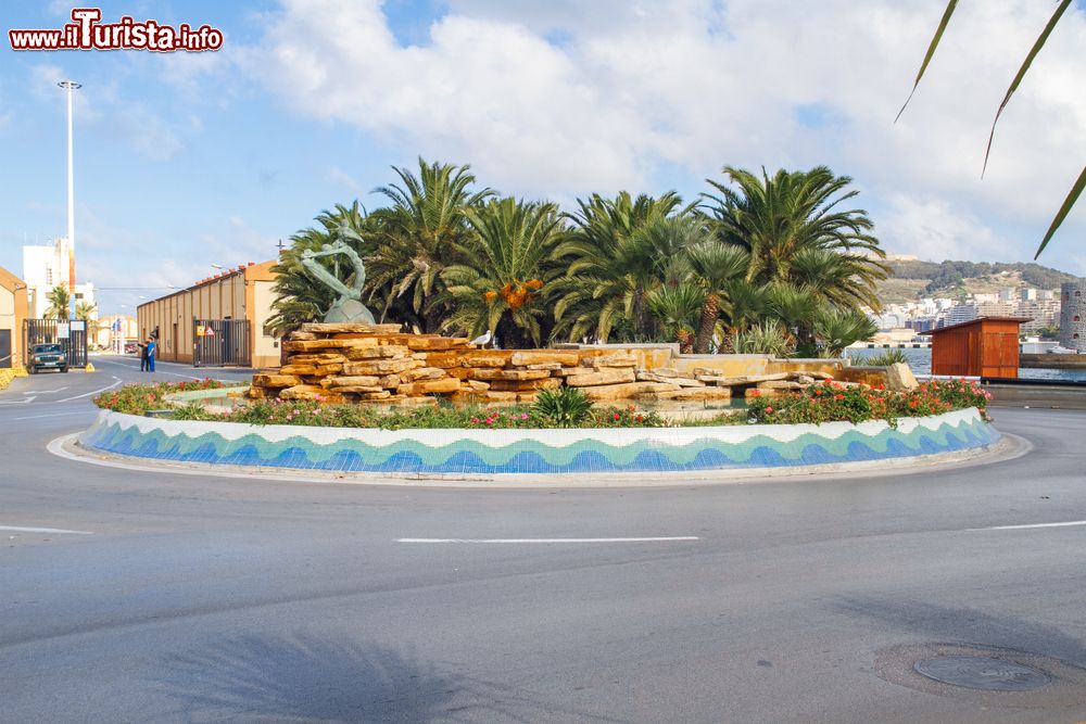 Immagine Una rotonda con fiori e palme nella città spagnola di Ceuta. Circondata dal territorio del Marocco, questa località si affaccia sul Mar Mediterraneo.