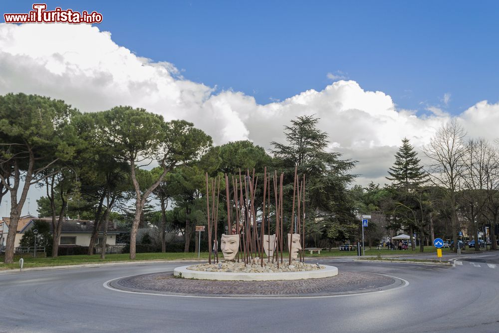 Immagine Una rotonda di Riccione, Emilia Romagna, adornata con maschere in ceramica.
