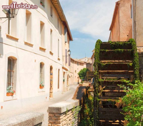 Immagine Una ruota idraulica nel centro di L'Isle-sur-la-Sorgue, piccola località turistica provenzale conosciuta per essere uno dei maggiori centri del commercio d'antiquariato in Europa - foto © Neirfy / Shutterstock.com