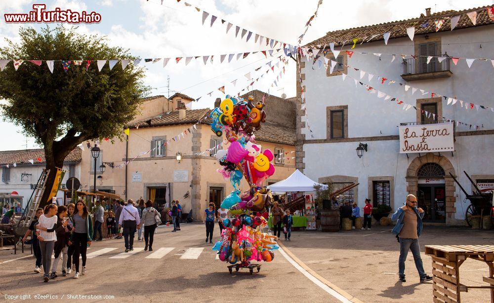 Immagine Una sagra in piazza a Manziana, una delle cittadine del Lago di Bracciano nel Lazio. - © eZeePics / Shutterstock.com