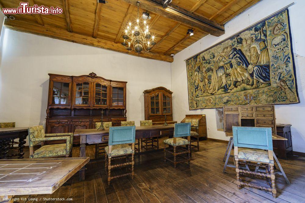 Immagine Una sala del forte di Vianden, Lussemburgo. Mobili e oggetti d'epoca arredano questo antico castello più volte rimaneggiato. Al suo interno si possono ammirare mostre di armi antiche e armature, tavole genealogiche, ritratti, reperti archeologici e disegni - © Kit Leong / Shutterstock.com