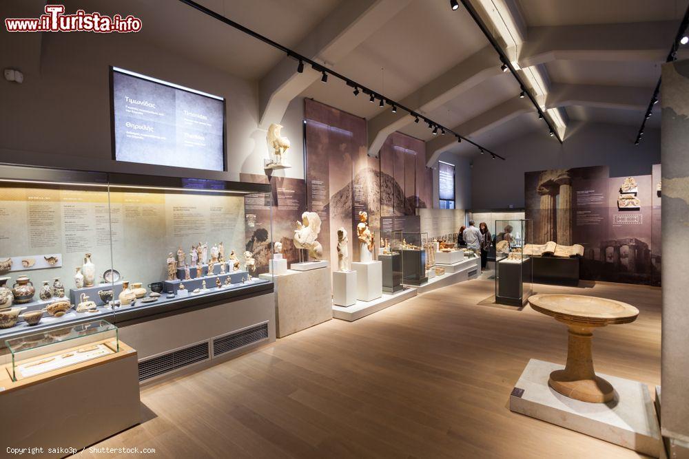 Immagine Una sala del Museo Archeologico di Corinto, Grecia. Vi sono esposti manufatti rinvenuti a partire dal 1896: statue, dipinti, mosaici, ceramiche e sarcofagi - © saiko3p / Shutterstock.com