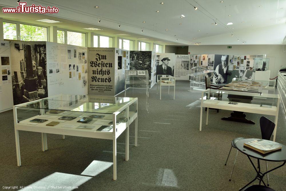 Immagine Una sala del museo di Erich Maria Remarque Friedenszentrum a Osnabruck, Germania. Mobili e teche espongono fotografie, scritti e altri cimeli della vita e delle opere del famoso scrittore autore del classico sulla prima guerra mondiale "Niente di nuovo sul fronte occidentale" - © Alizada Studios / Shutterstock.com