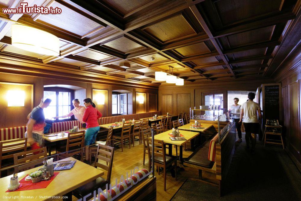 Immagine Una sala del rifugio alpino di Kehlsteinhaus a Berchtesgaden, Germania - © Mikadun / Shutterstock.com