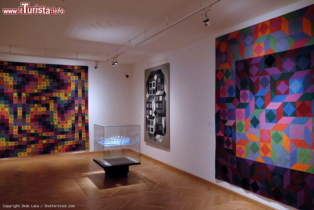 Immagine Una sala del Vasarely Museum di Pécs, Ungheria. Inaugurato nel 1976, questo museo rende omaggio al pittore Victor Vasarely celebre per la sua produzione definita "optical art" - © Dedo Luka / Shutterstock.com