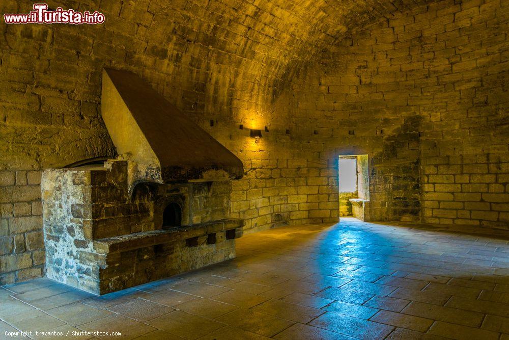 Immagine Una sala del vecchio forte di Saint André a Villeneuve-les-Avignon (Francia) - © trabantos / Shutterstock.com
