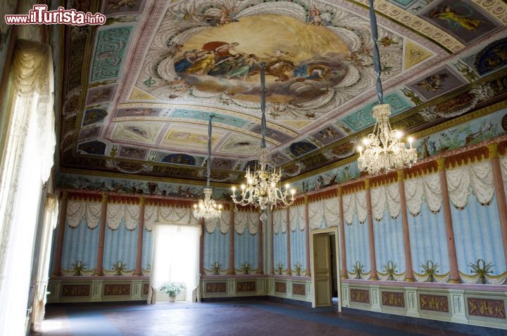 Immagine Una sala interna del Palazzo Nicolaci Villadorata, a Noto - nell'immagine possiamo ammirare una delle novanta stanze del maestoso ed elegante Palazzo Nicolaci di Villadorata, gioiello barocco costruito agli inizi del '700 come residenza nobiliare per la prestigiosa famiglia Nicolaci. - © luigi nifosi / Shutterstock.com