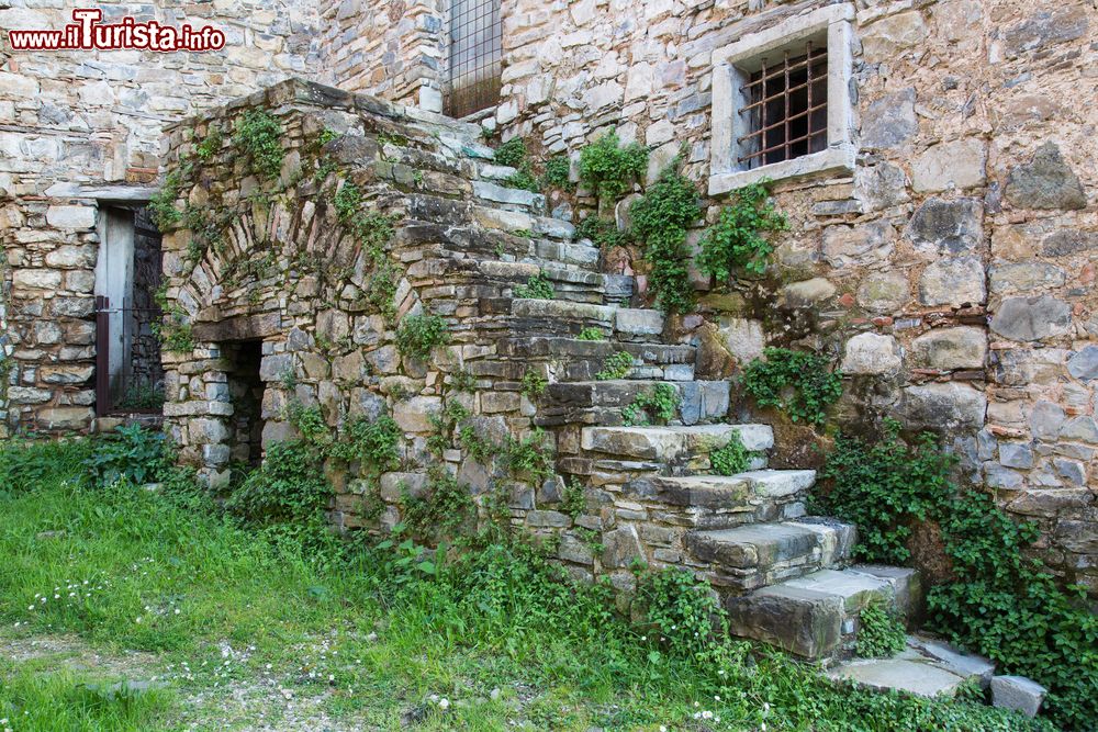 Immagine Una scala in pietra nel borgo di Roscino Vecchia in Campania