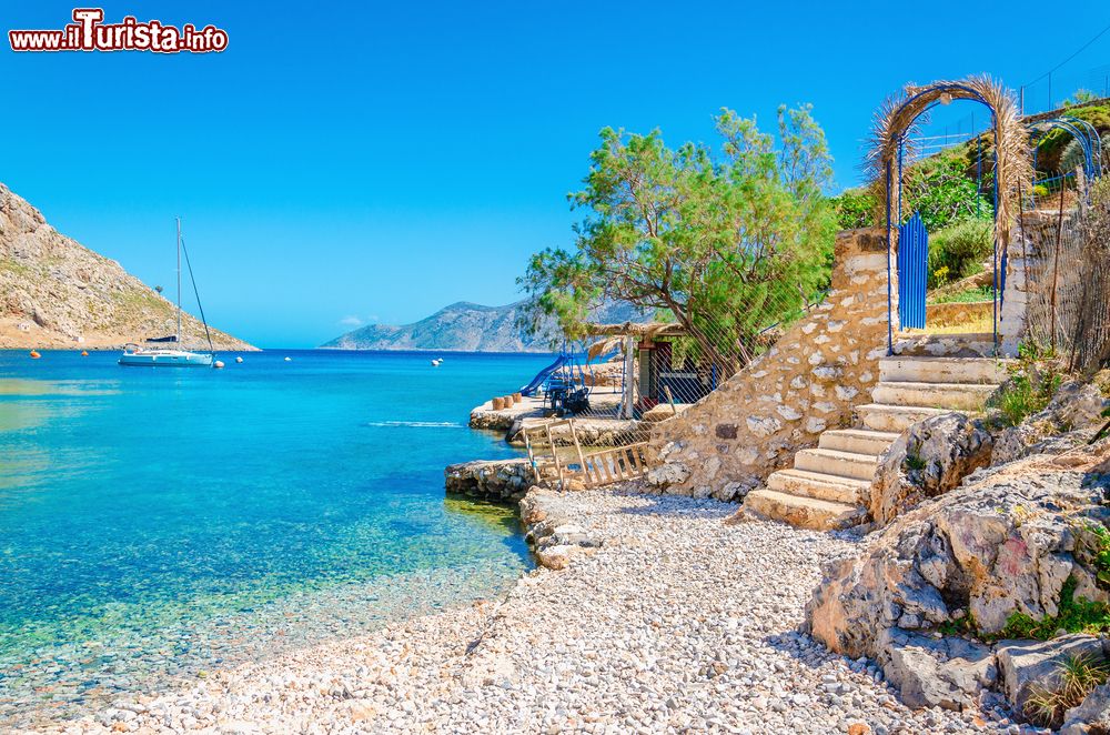 Immagine Una scala in pietra su una spiaggia di sabbia a Kalymnos, arcipelago del Dodecaneso (Grecia).