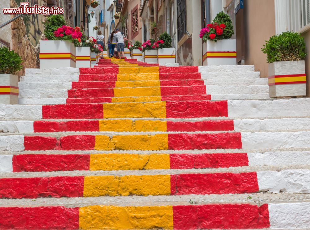 Immagine Una scalinata con i colori della bandiera spagnola in un quartiere di Calpe, Spagna.