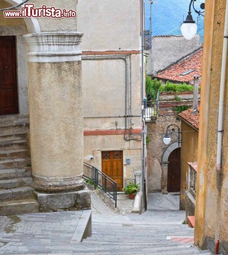 Immagine Una scalinata del borgo di Moliterno in Basilicata - © Mi.Ti. / Shutterstock.com