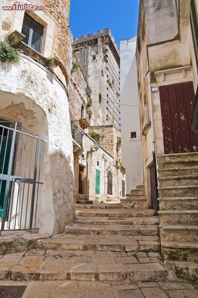 Immagine Una scalinata in pietra nel borgo storico di Ceglie Messapica, Salento, Puglia. 