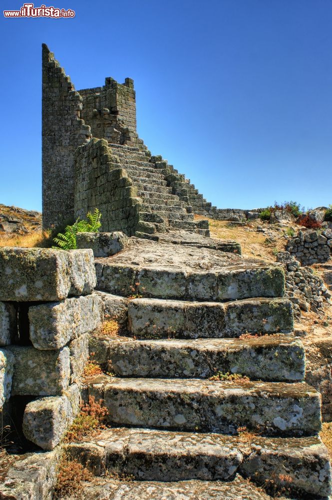 Immagine Una scalinata in pietra nel borgo storico di Marialva, Portogallo.