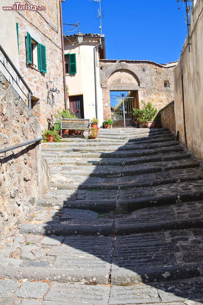 Immagine Una scalinata in pietra nel borgo vecchio di Acquapendente, Lazio.
